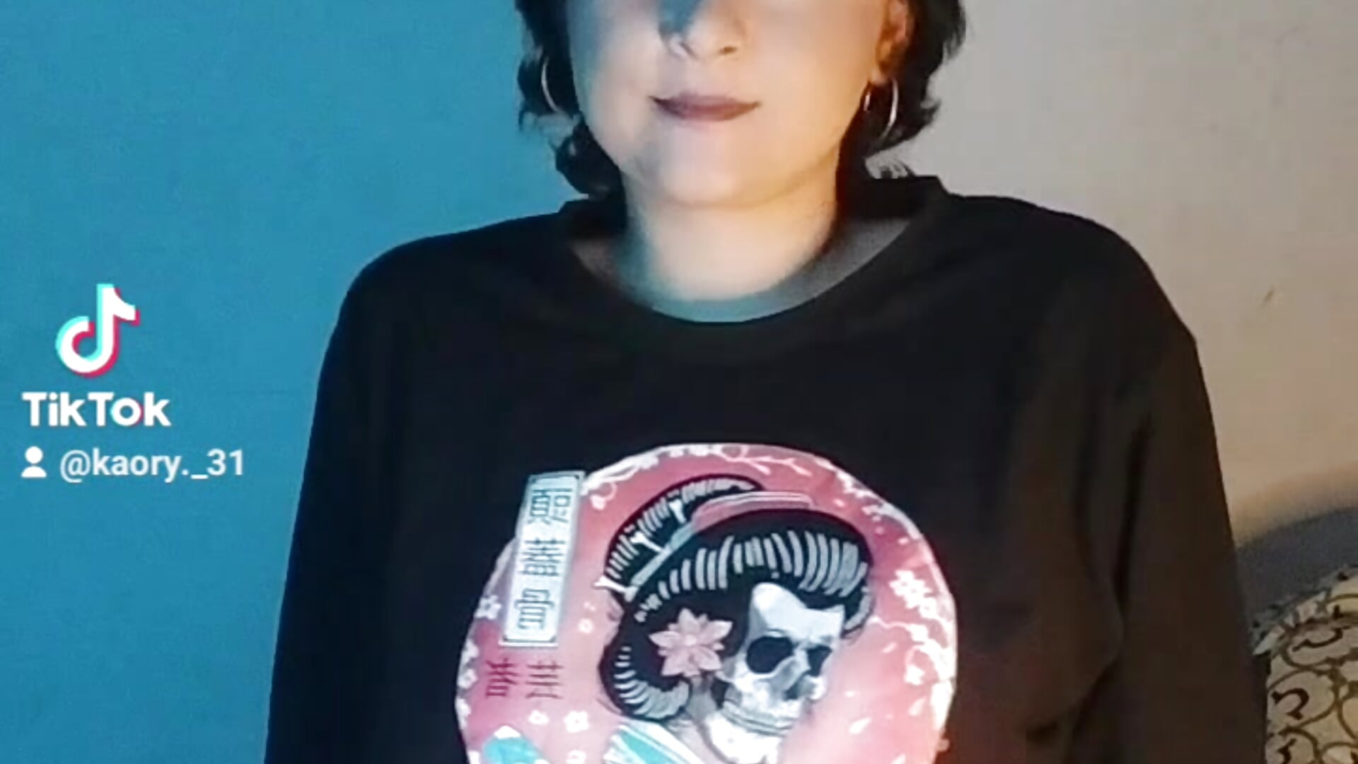 If I am over 30 years old, am I older than you? - Vídeo de Kaory_32, modelo de vídeos