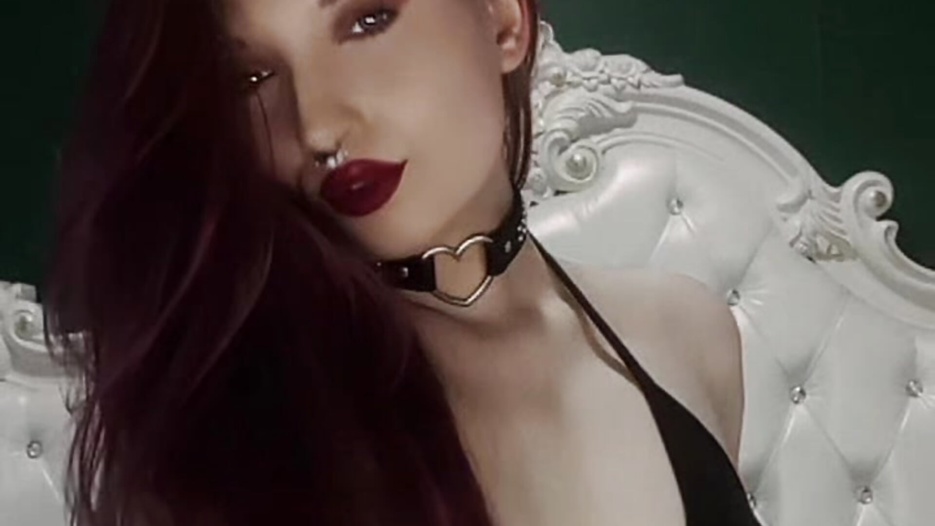 🌙 Some fantasies begin with a smile and never really end. – video modela na kameri ArielBurn
