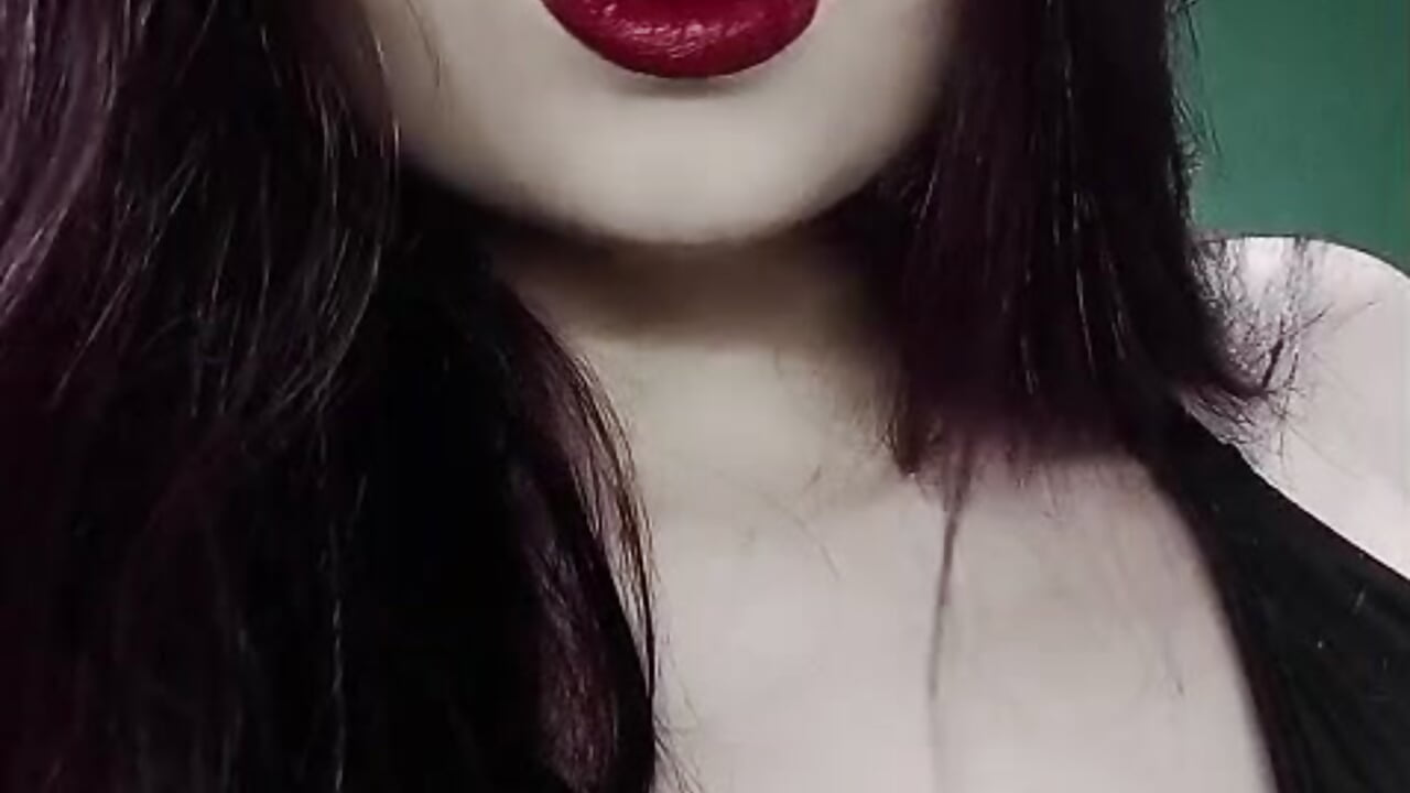 Dark beauty with irresistible lips, hypnotic eyes and a teasing smile. Dare to get closer? 🖤