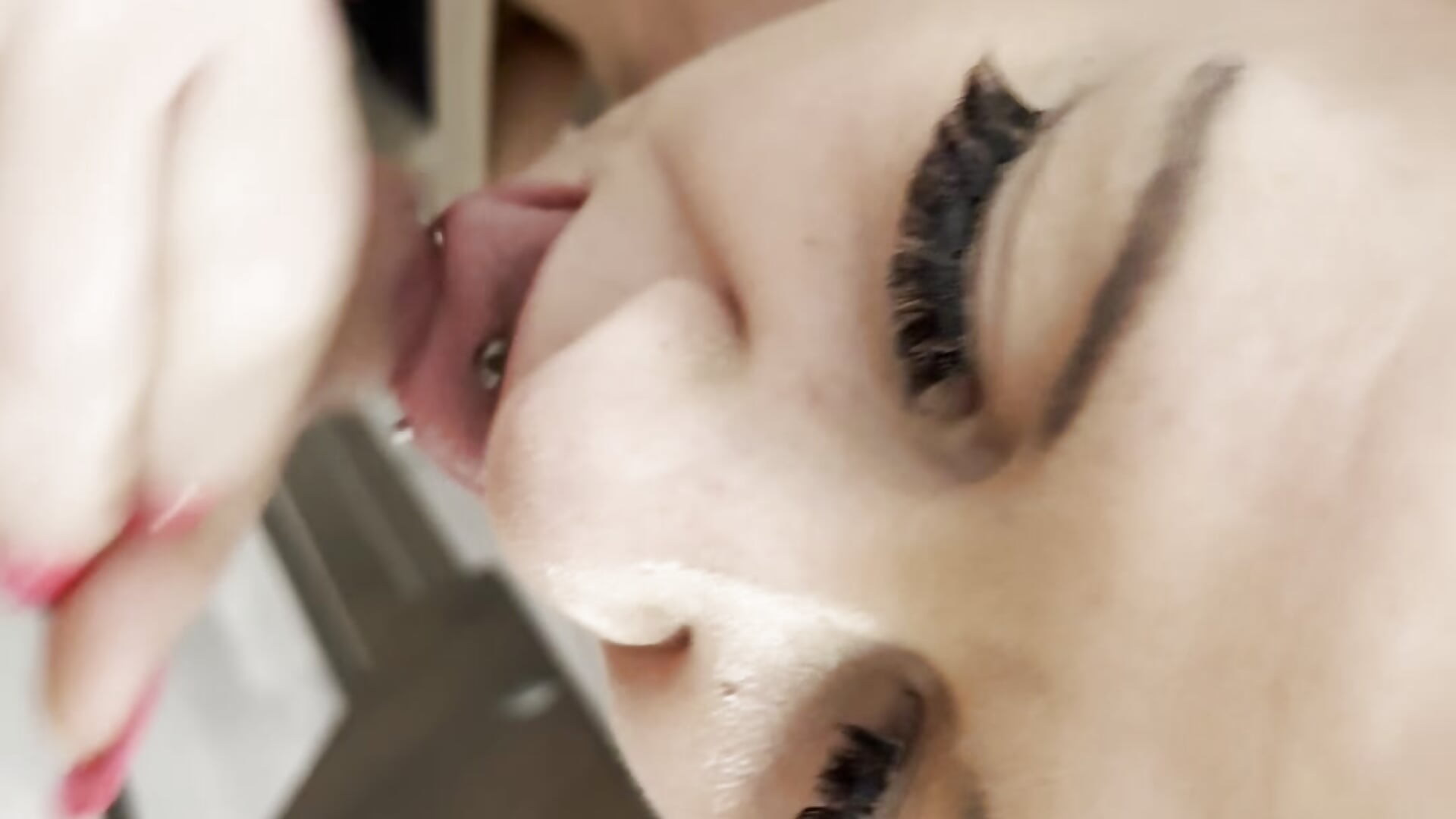 Spontaner Blowjob auf der Treppe - video by Red_Teufelchen cam model