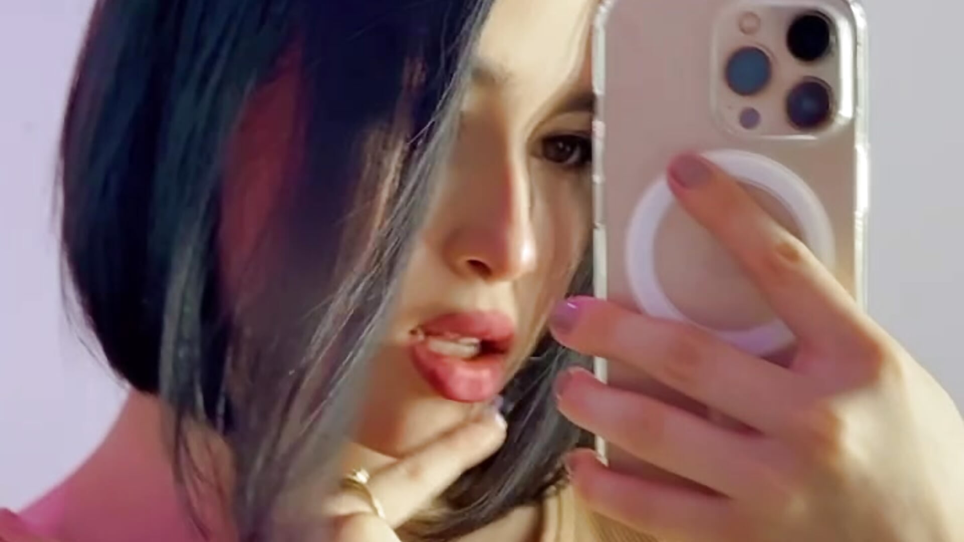 Hi guys, look my hot boobs 😏🥵 - video by LianaReyes cam model