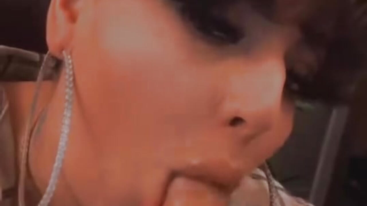 Let me taste you! - vidéo du modèle de showcams BustyAllyy