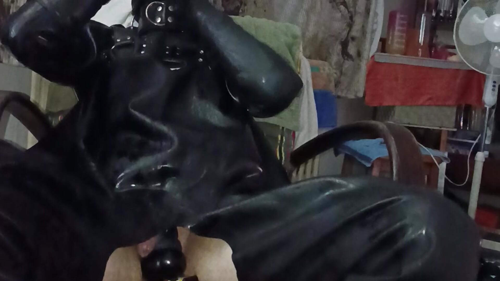 Bdsm fetish - clip cu RubberFetish89 model videochat