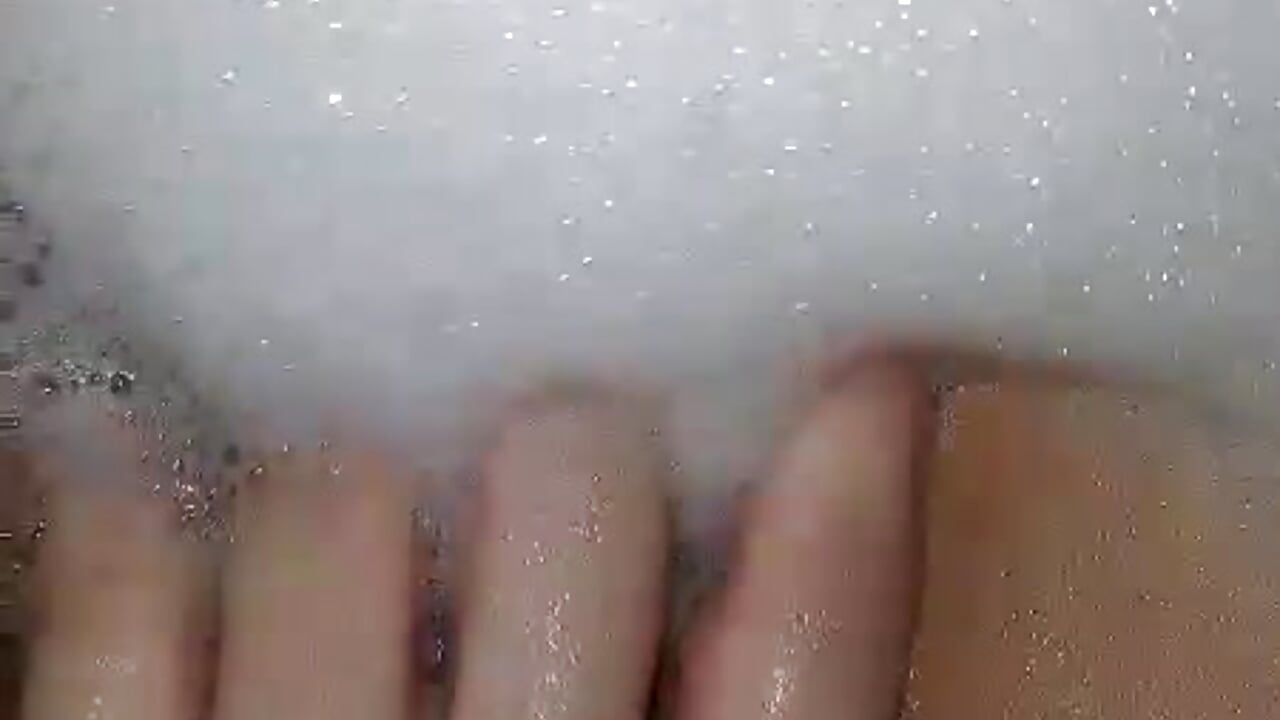 Pussy fingering cum in bath - video van AshhaGlow cam-model