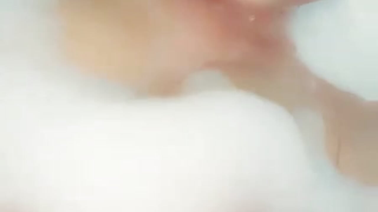 Take a bubble shower with me - video van AshhaGlow cam-model