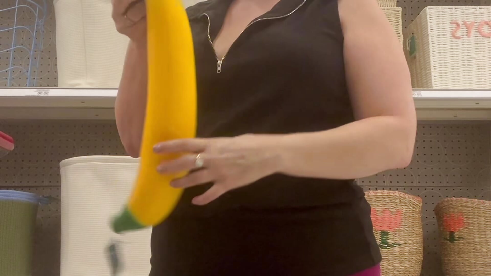 What I’m sending pics of when people ask for free stuff of me with something big 😂 - video di MilfyMrsRobinson modella di cam