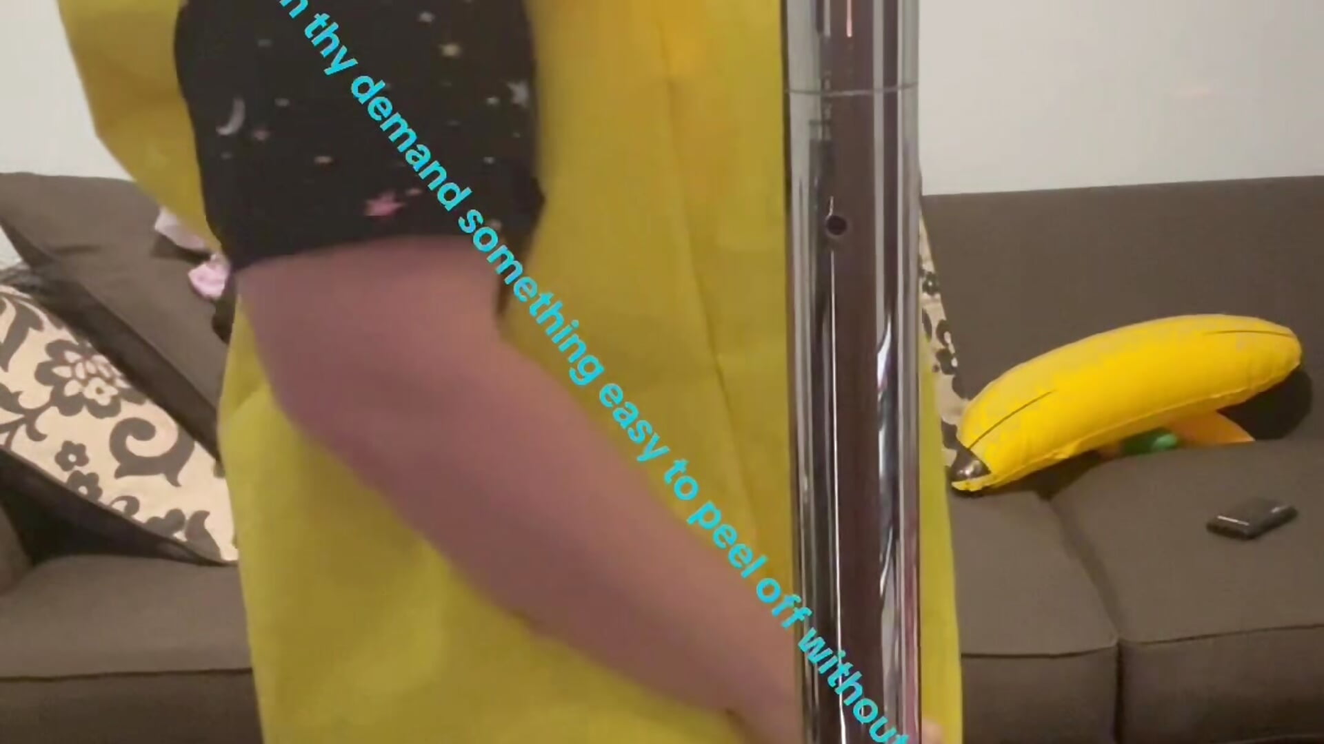 When I was ordered to put on something easy to peel off without good vibes - βίντεο μοντέλου MilfyMrsRobinson