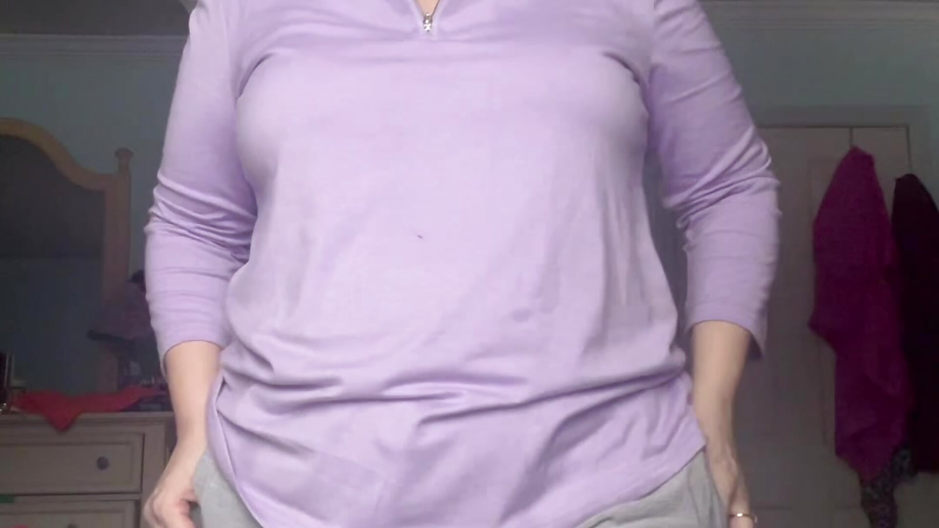 Booty got all wet outside feeding the birds 😂– MilfyMrsRobinson kameramodell videója