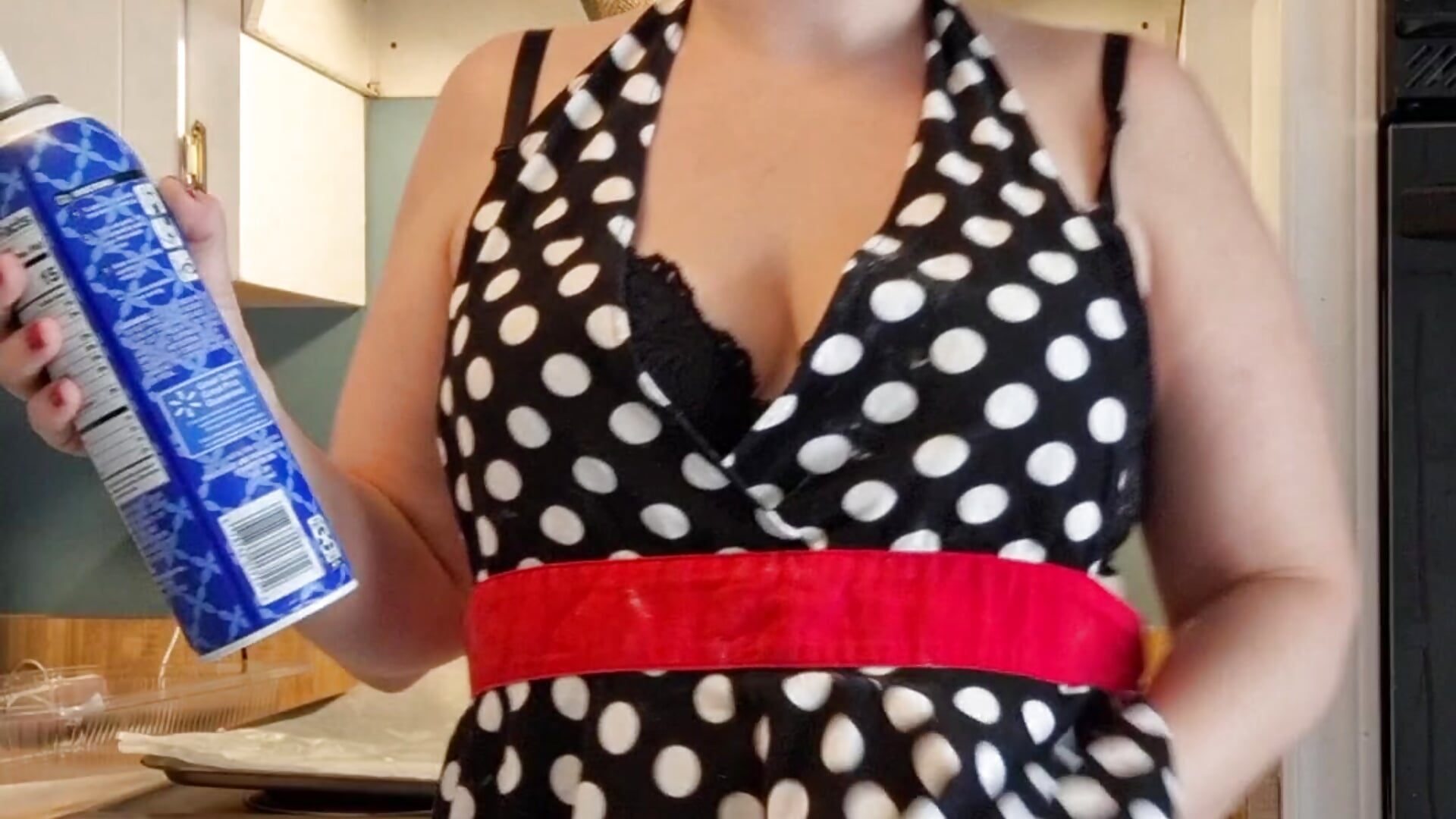 Naughty in a apron with just a thong and bra part one - Video von Emily33333 Cam-Model