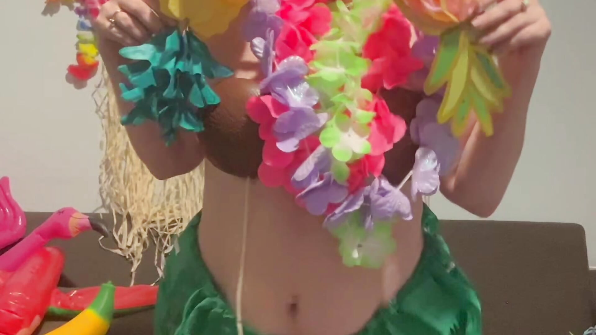 Want to see my coconuts? - βίντεο μοντέλου MilfyMrsRobinson