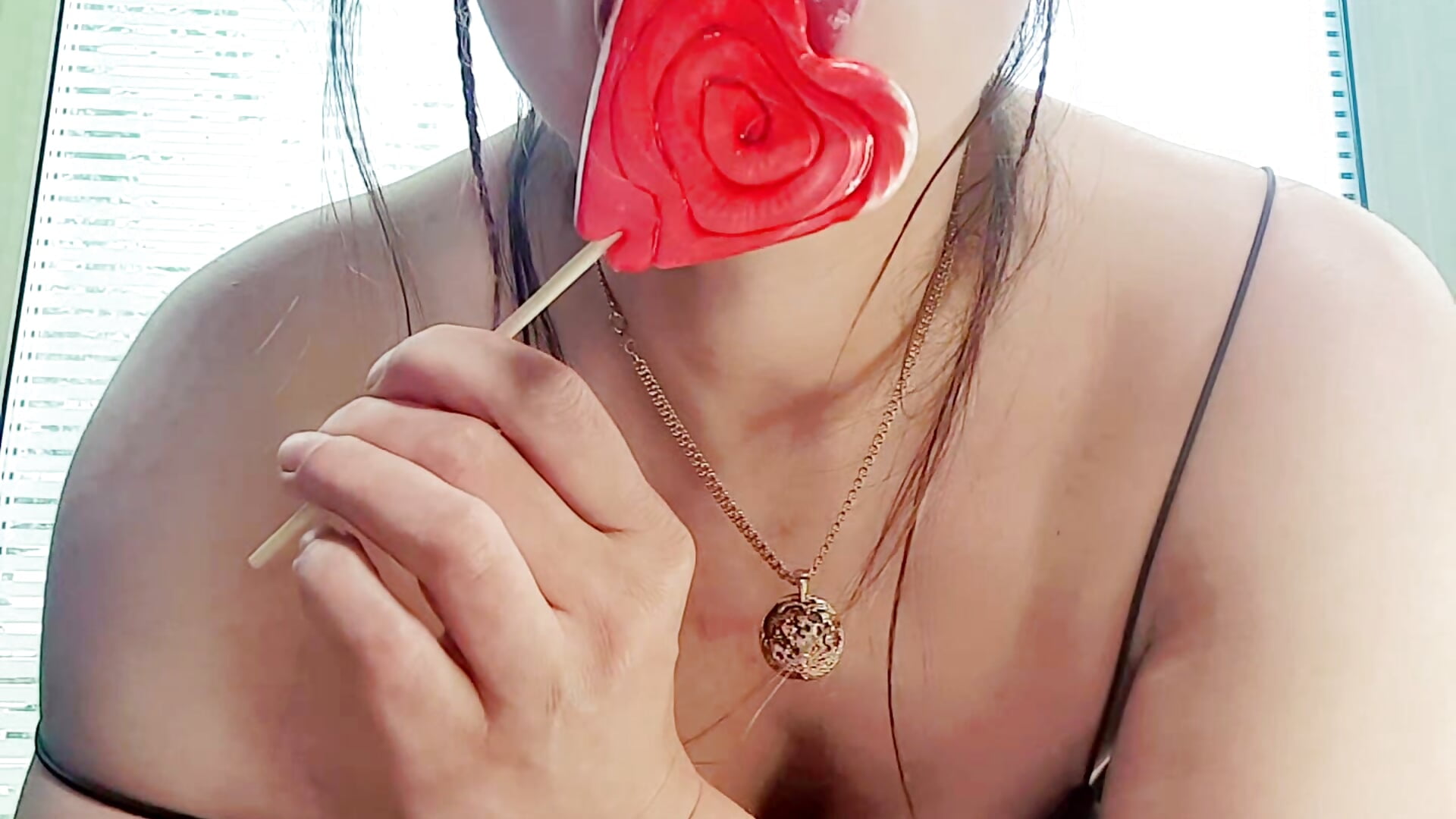 licked well. - video by MooonReal cam model