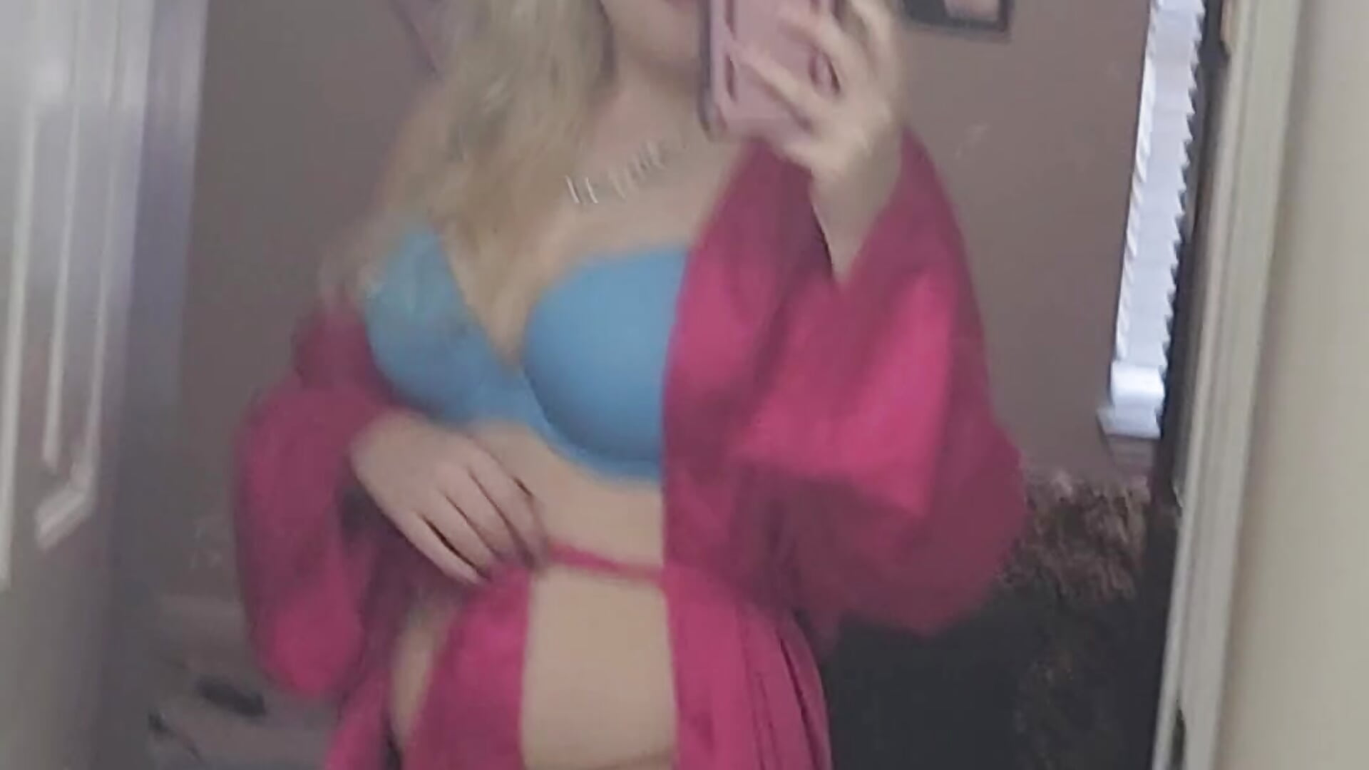 Blue Bra and Pink Robe Tease－カメラキャストのthedancingalienの動画