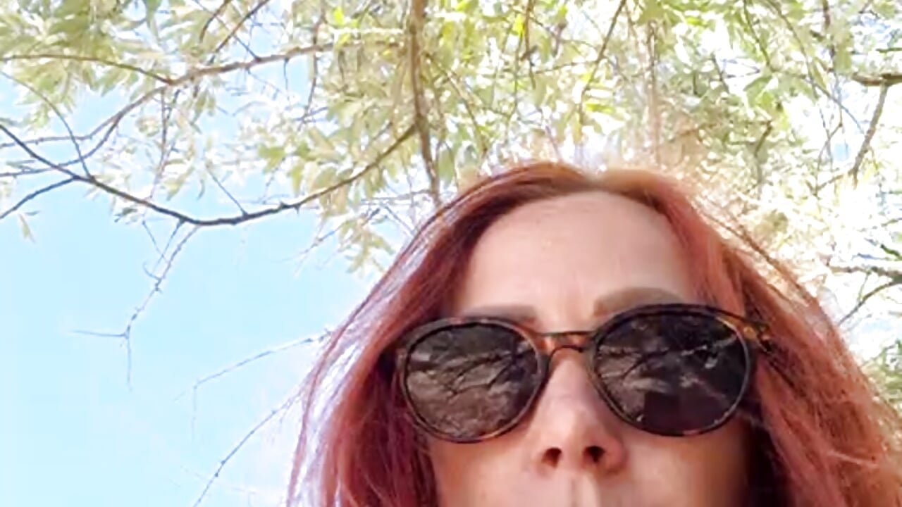 naked on a public beach - HoneyMILF adlı kamera modelinin videosu
