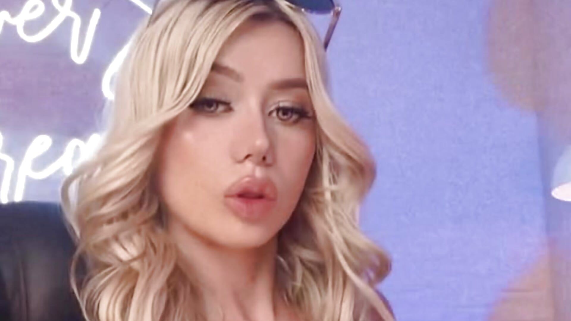 👄👄 - video by HannaConnor_ cam model