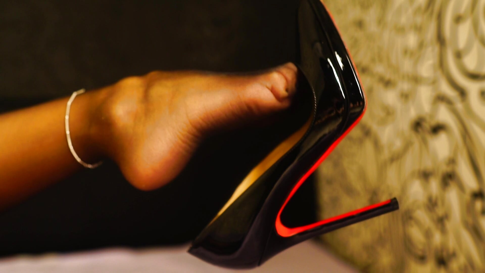 Kneels, and worship my sexy FEET!– KimDomme kameramodell videója