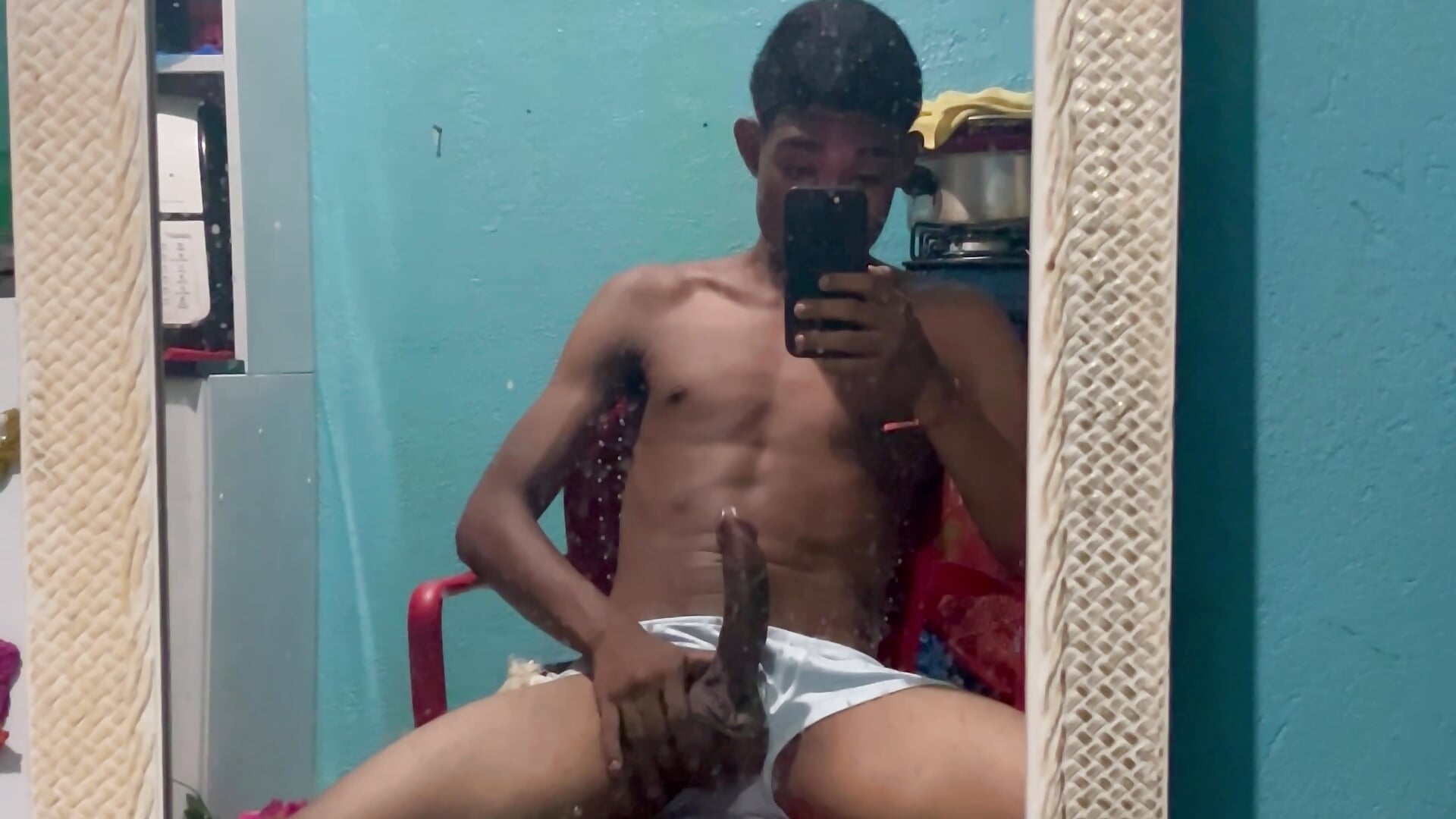 Batendo uma punheta no espelho