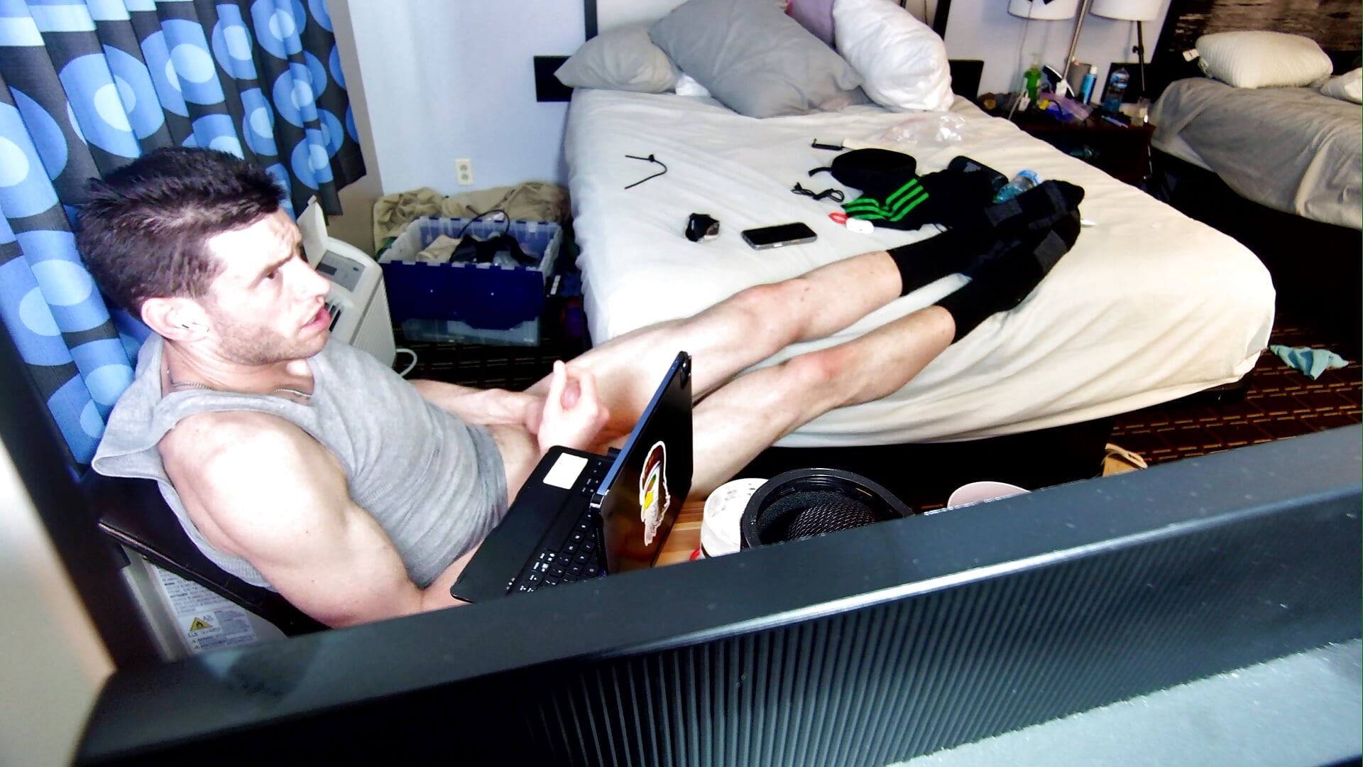 jerk off and bust socks on as I bust, ur older mean bro doing it over u on the floor - Video von savageconfidence Cam-Model