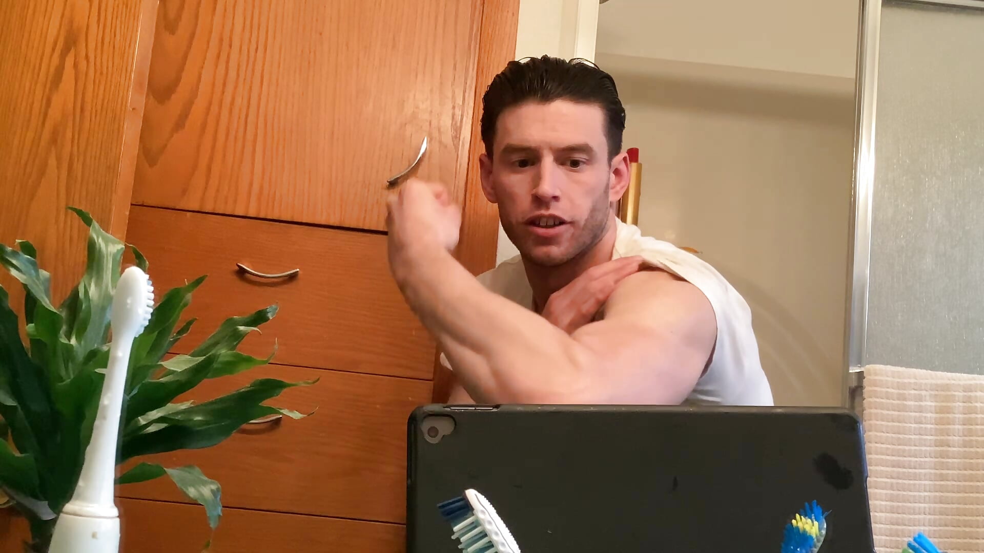 showing off the greaser slick back hair - video av savageconfidence cam model