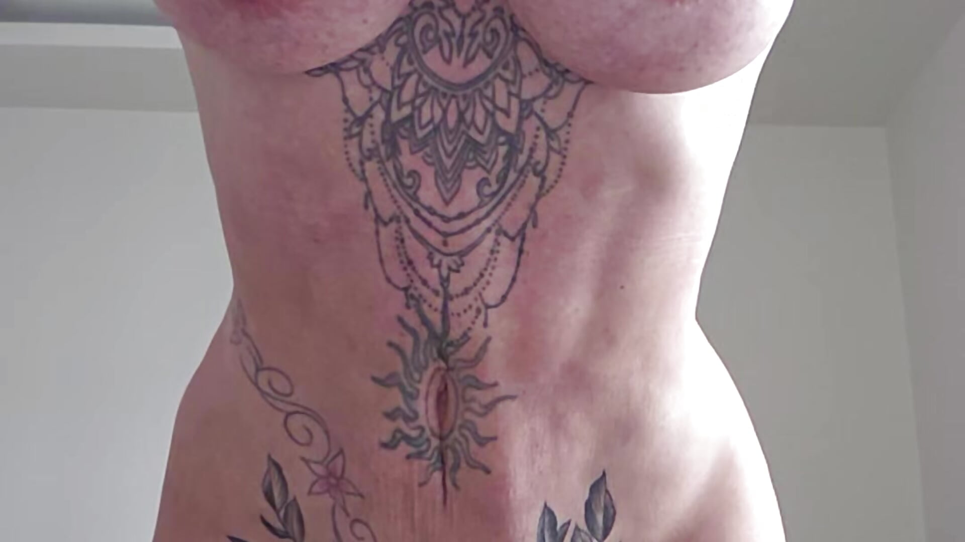 Boobbbsss mommy lick ? - video by YourMommyBlair cam model