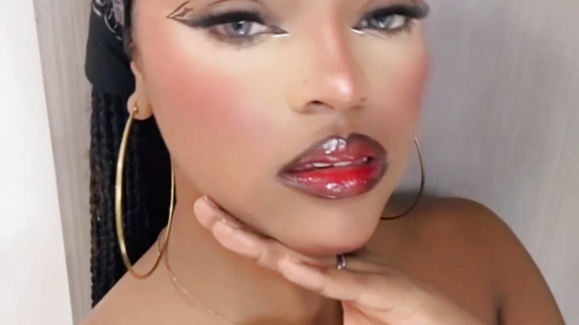 Do you like my eyes? - วิดีโอโดย malu_horny_69 โมเดลแคม