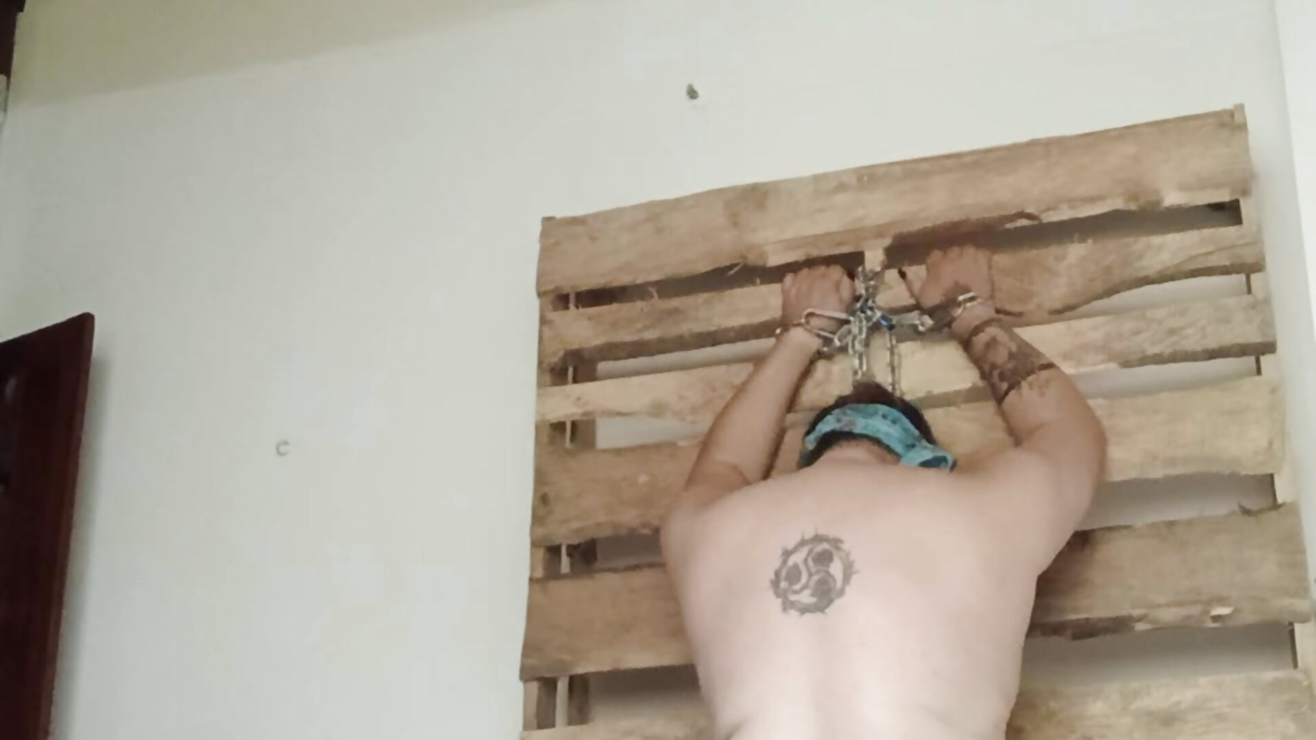 Esclava, castigo con látigo