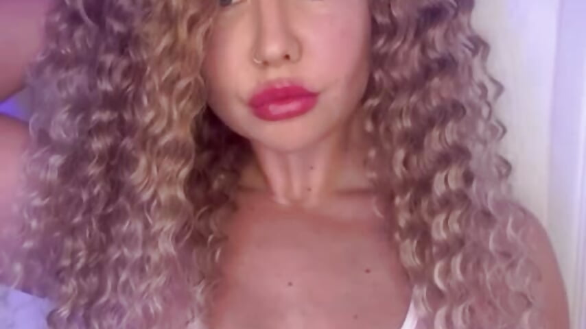 Hi 😽 - video của người mẫu cam KatBigBum