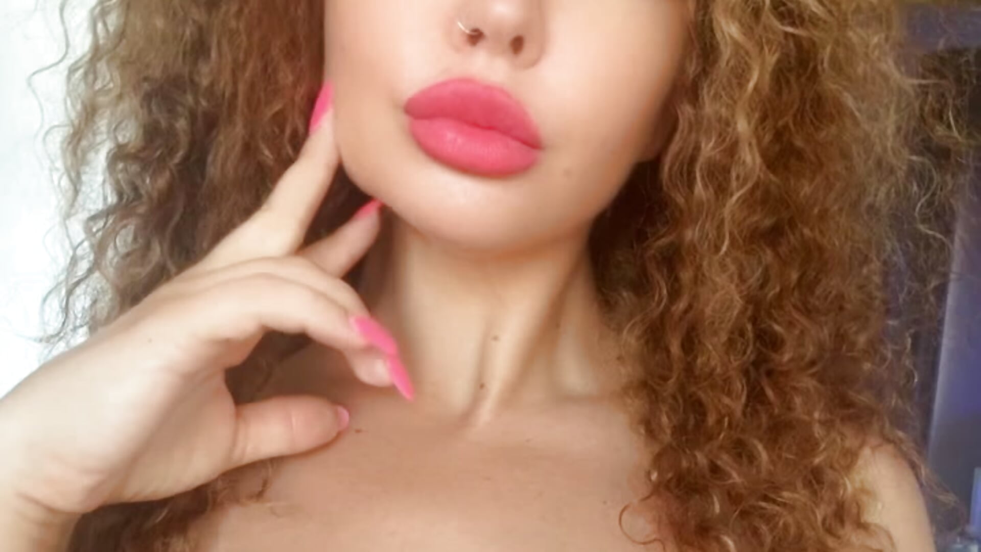 😋 – video od webkamerové modelky KatBigBum