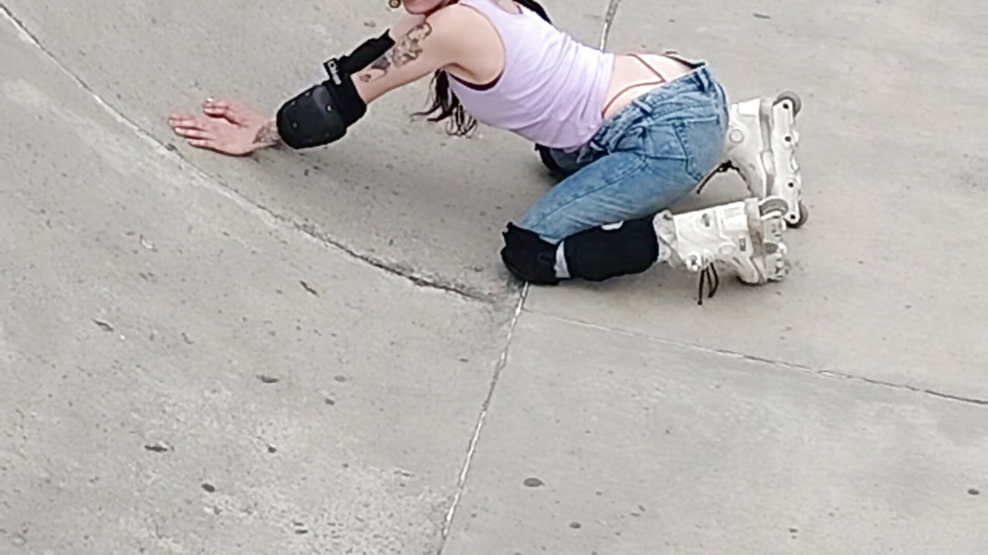 A sexy roller 💕 - video by rebekka_simpson cam model