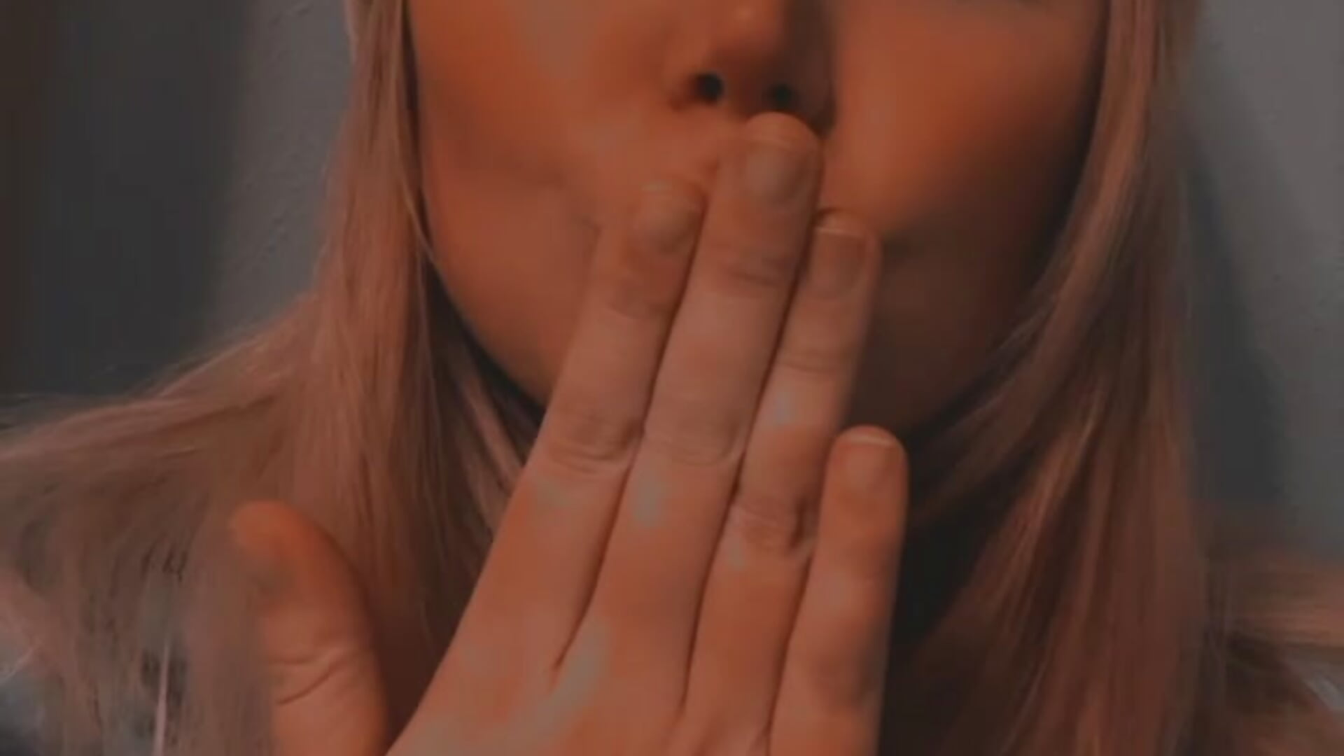 Blowing kisses - video by WakeAndBlaze cam model