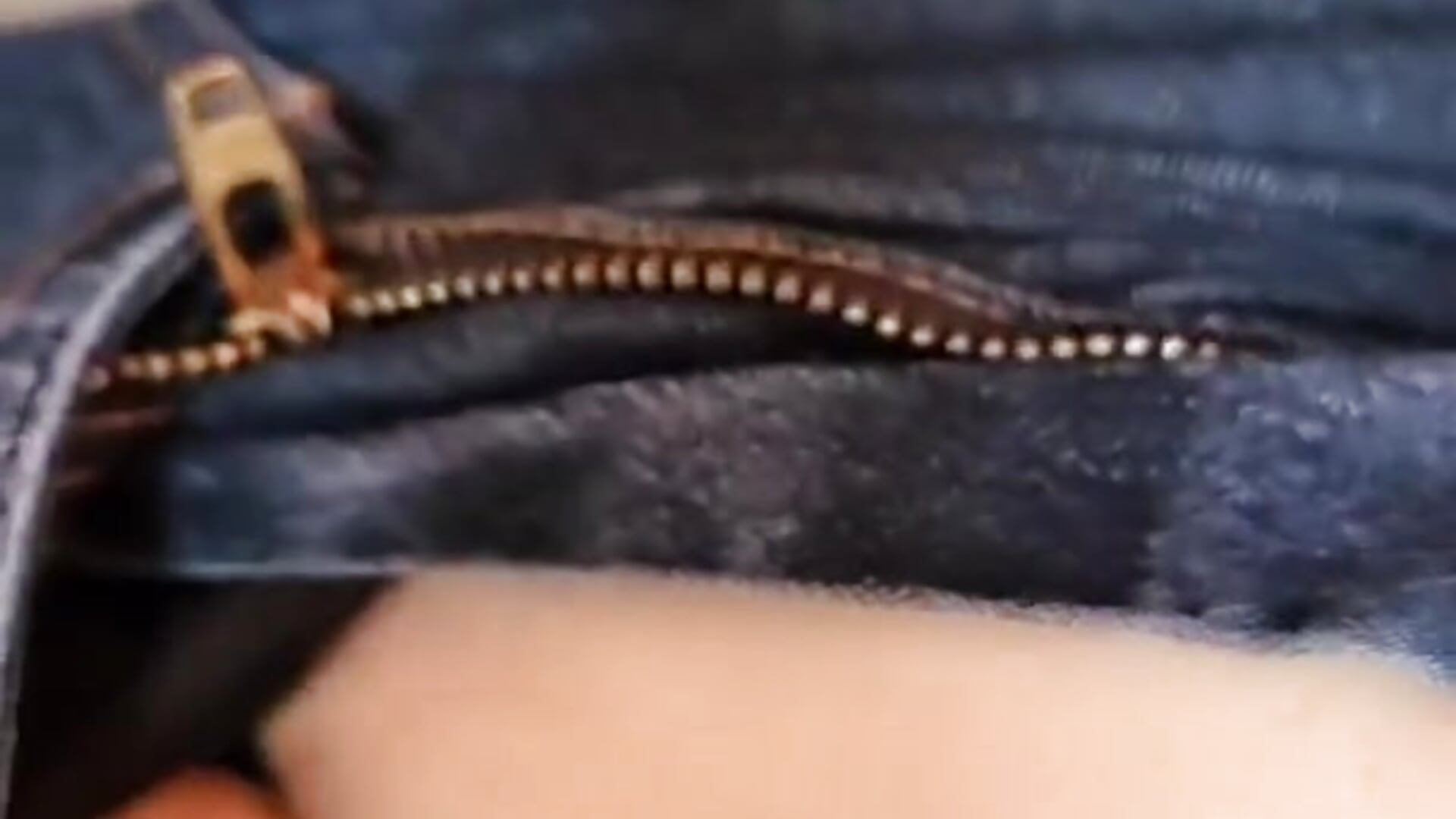 je me doigte dans mon jeans