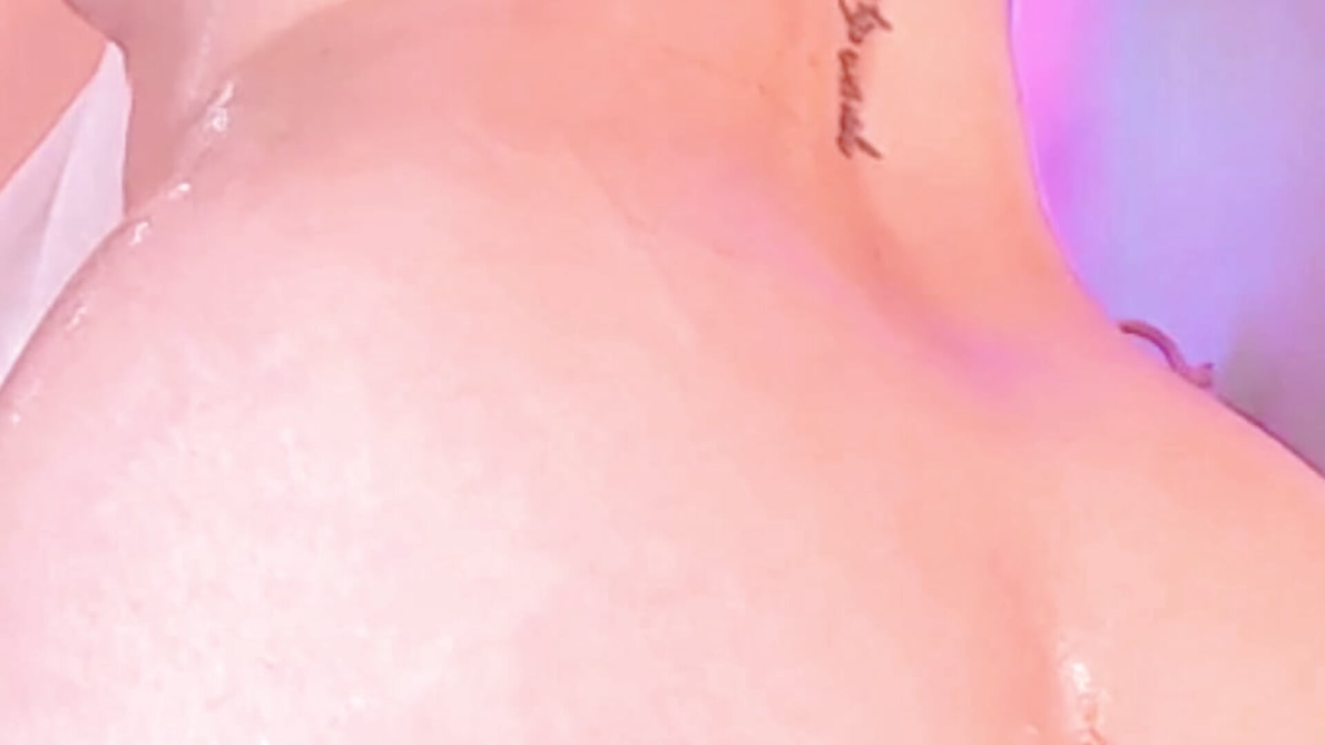 i love feel the oil on my skin and your skin by mine - video by Giselle_Noah cam model