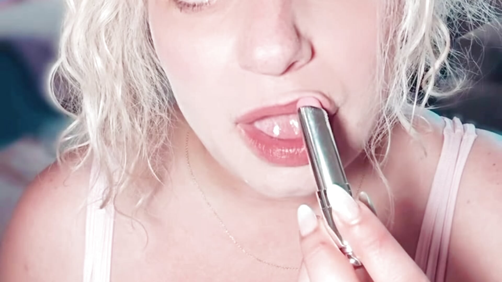 hold my mirror so I can put on some lipstick?