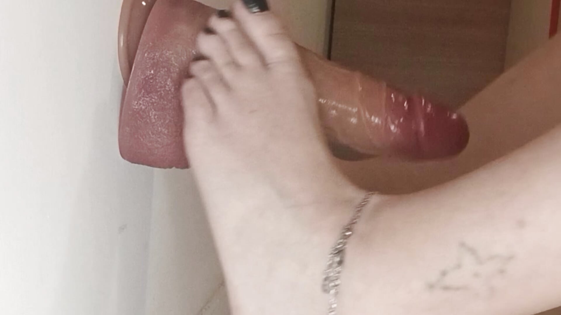 2263 solo : footjob par ta chienne