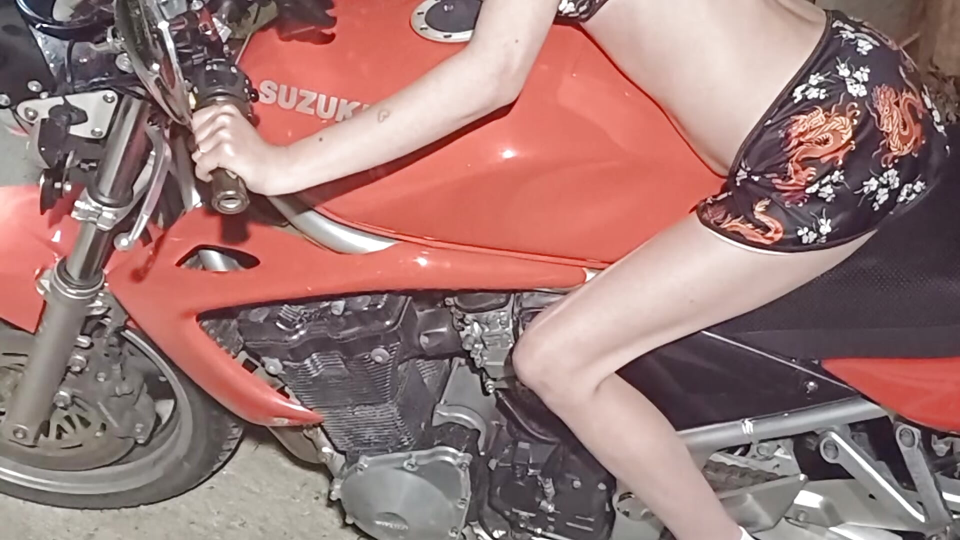 Juste séance moto hummm sensation - video by Timide_girl17 cam model