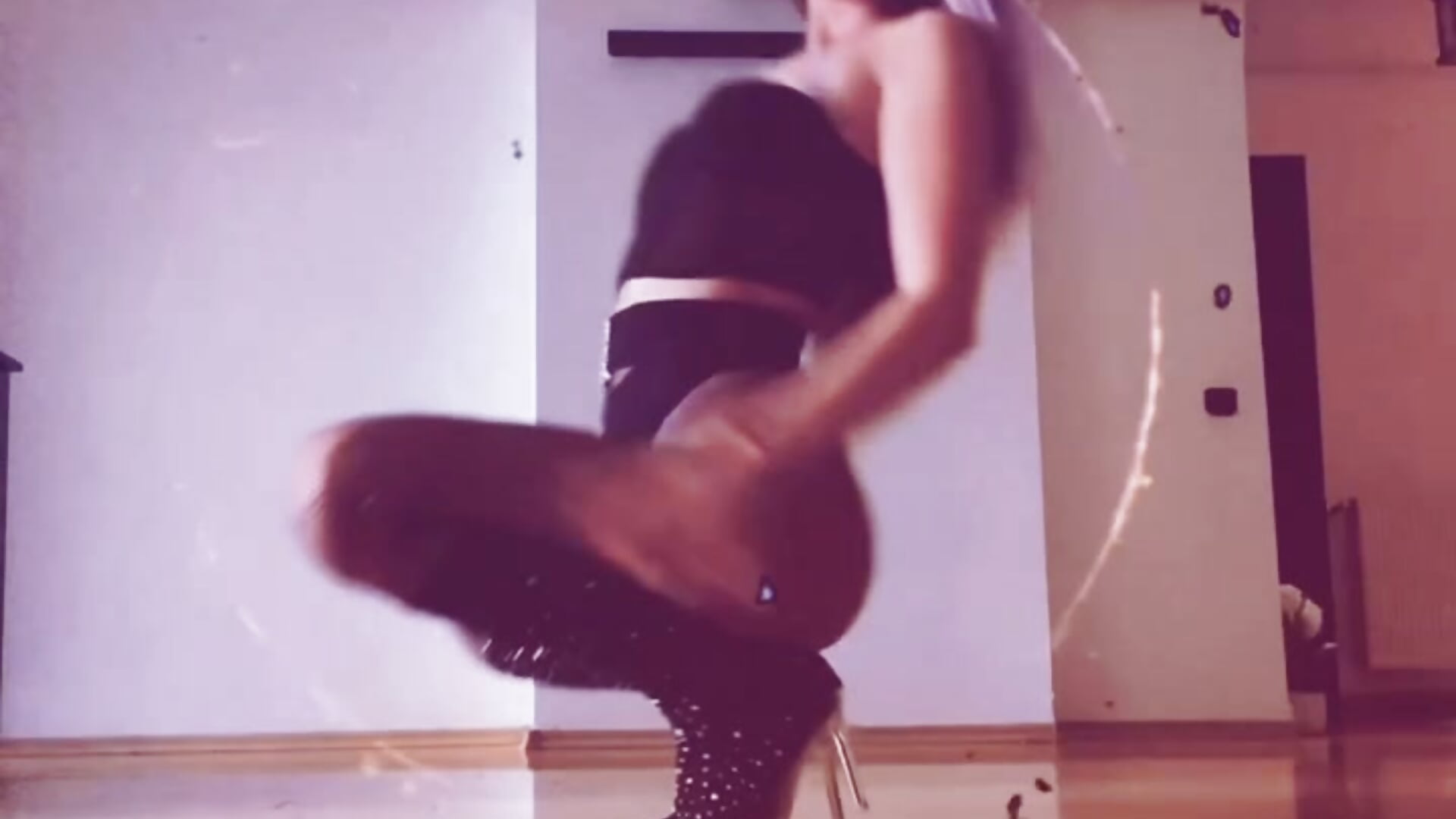 💋 Blonde Dancer Who’ll Make You Sweat 💃