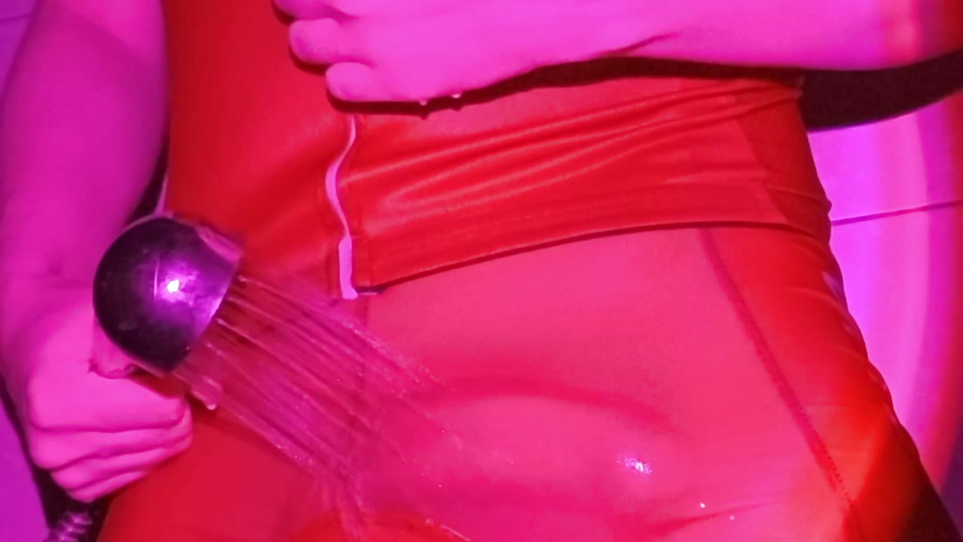 shower show in the dark with colored lights－カメラキャストのtailer_の動画