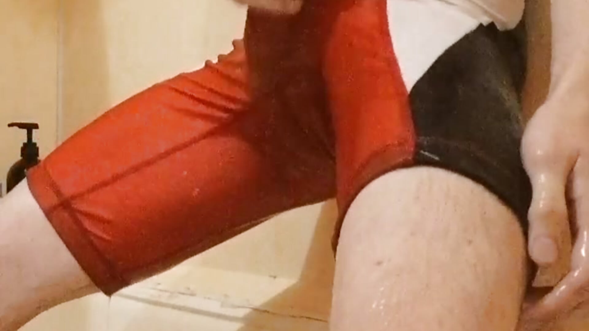 I jerk off in the shower in my red wrestling suit－カメラキャストのtailer_の動画