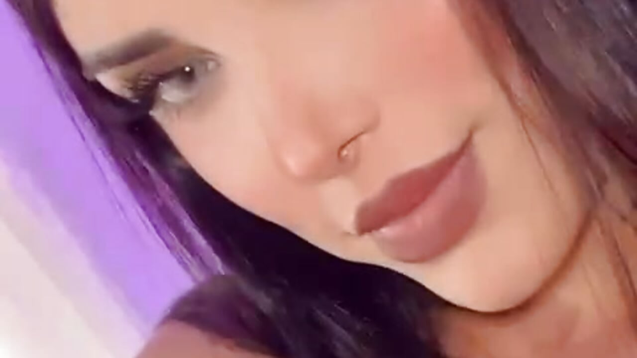 Video de WhatsApp 2025-04-03 a las 13,20,59_b6de8d58 - video by Ela_Doll_ cam model