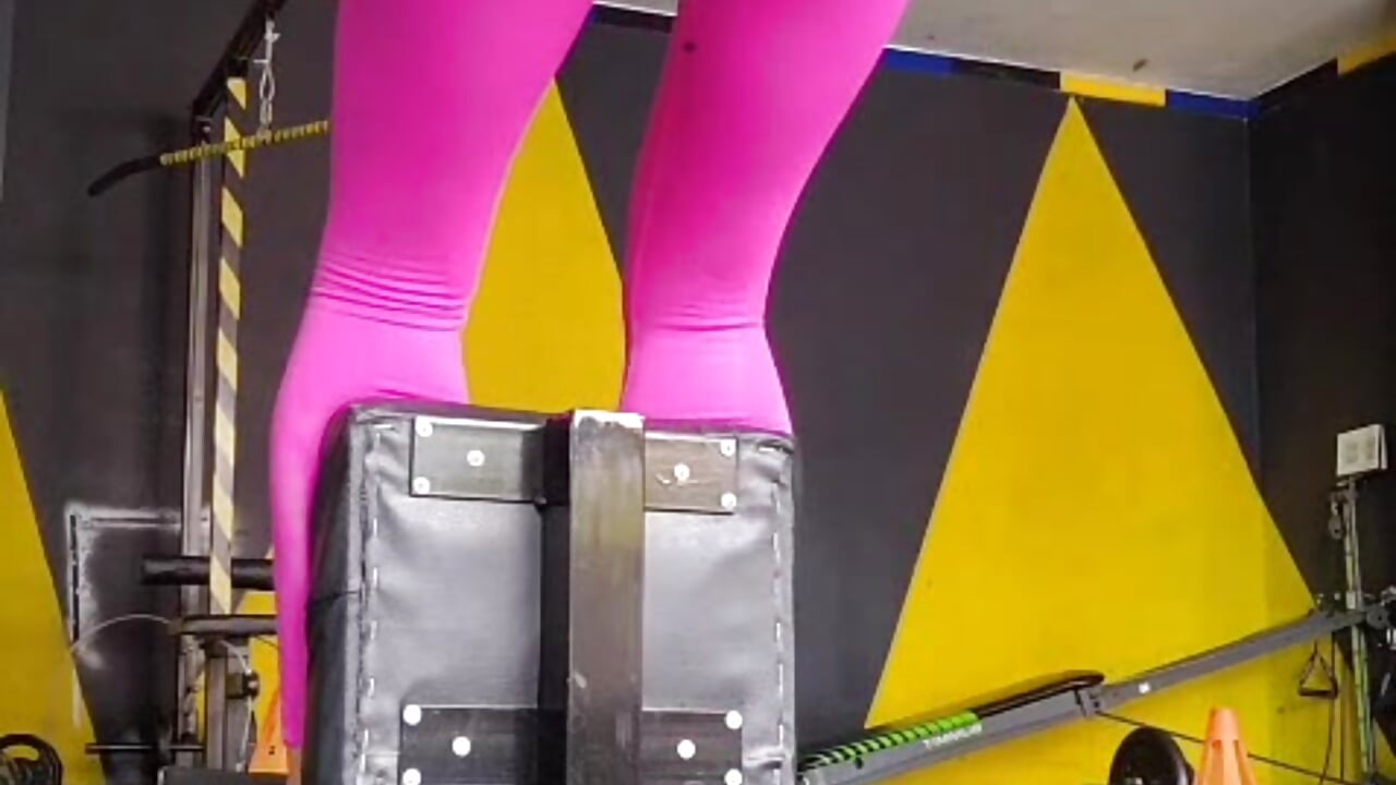 Scarlet shaking the ass in the gym 🍑 - video by ScarletKings cam model