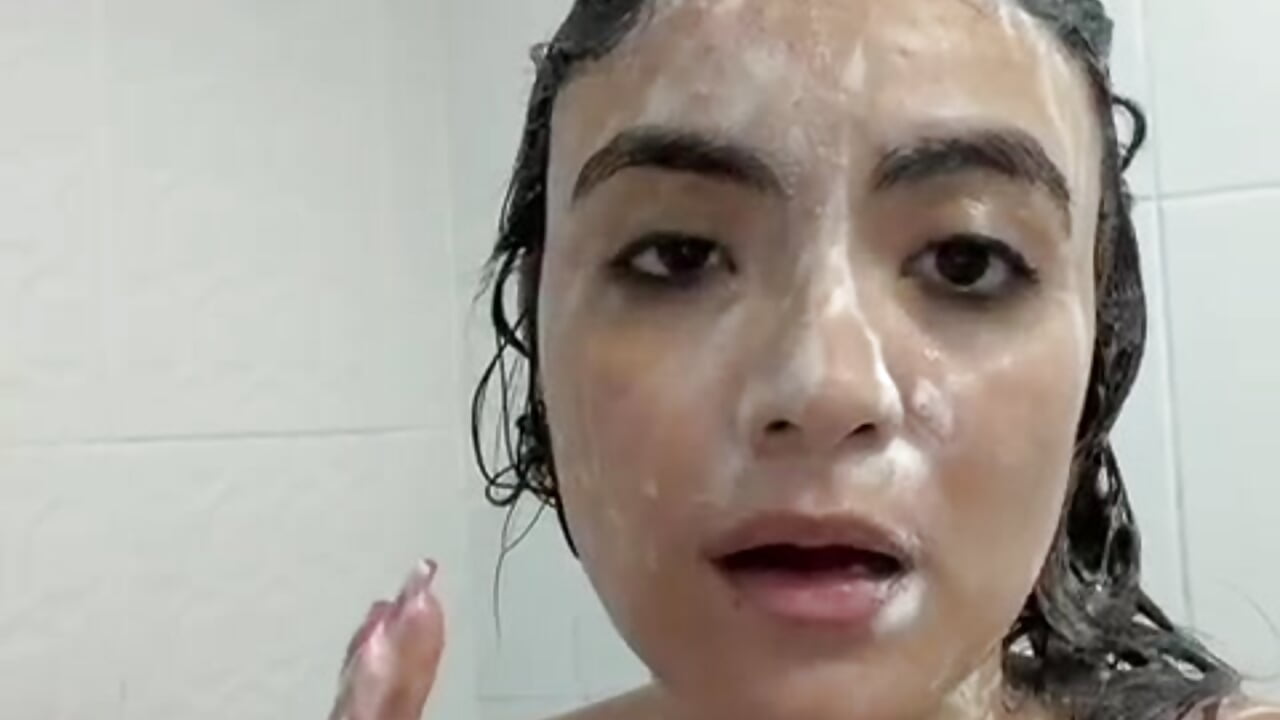 Shower house - video by IsabellaaJoness cam model