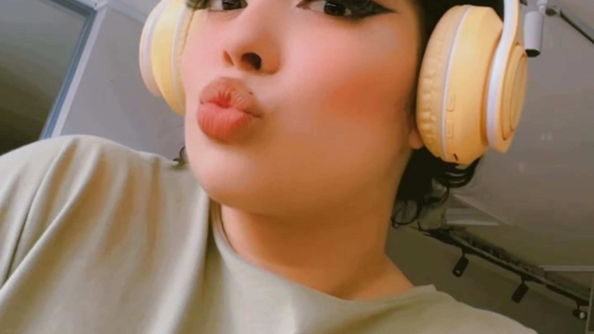 Holiisss😜 - video by AgathaLynx cam model