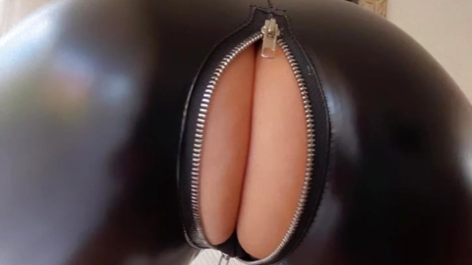 LEATHER-Catsuit & naked ass