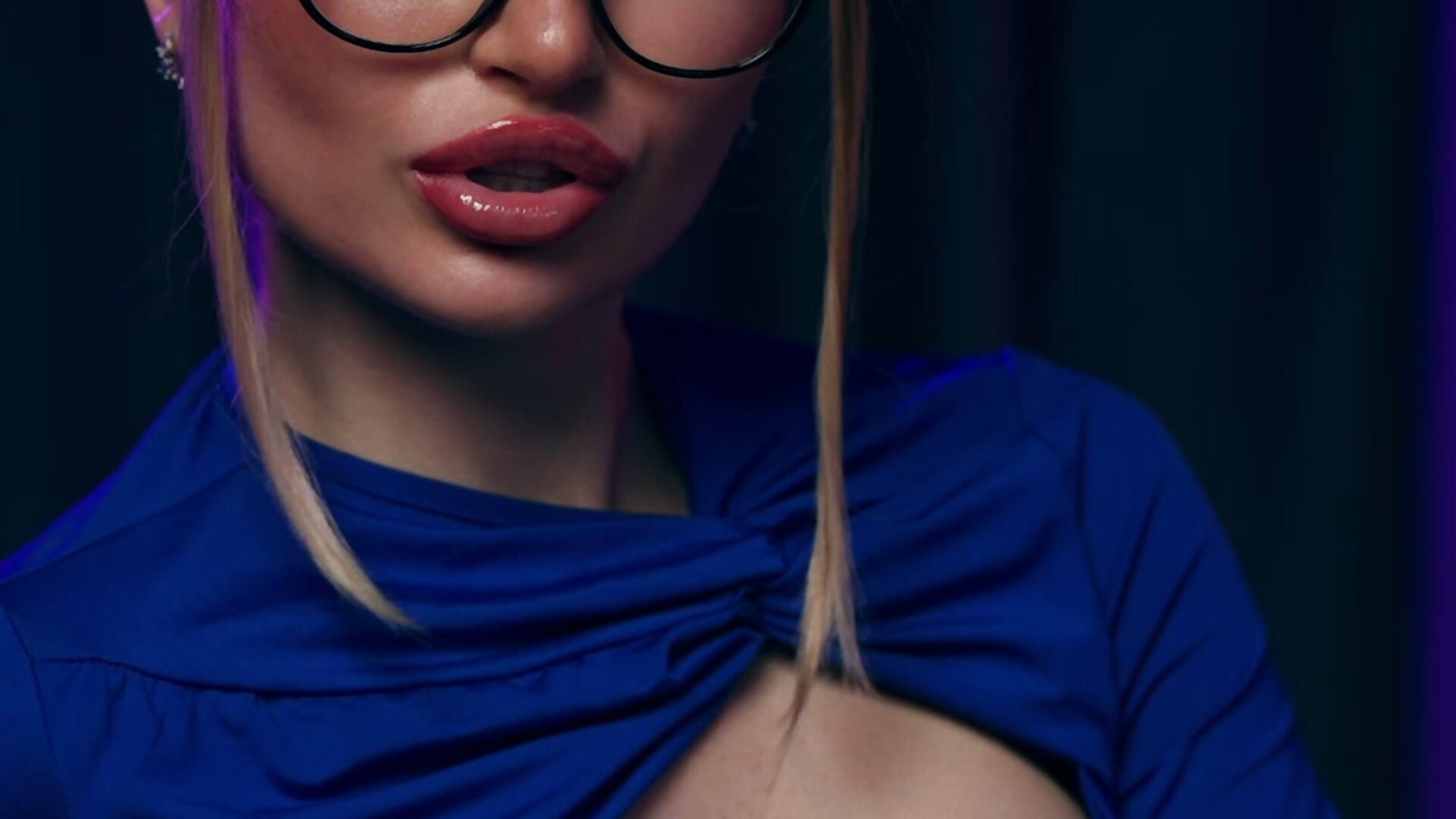 Do you like me wearing glasses? - video van Healing_Hottie cam-model