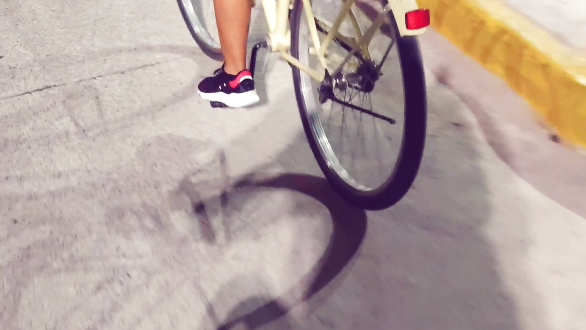 Paseo en bicicleta con mini short - video by Ariadna2015 cam model