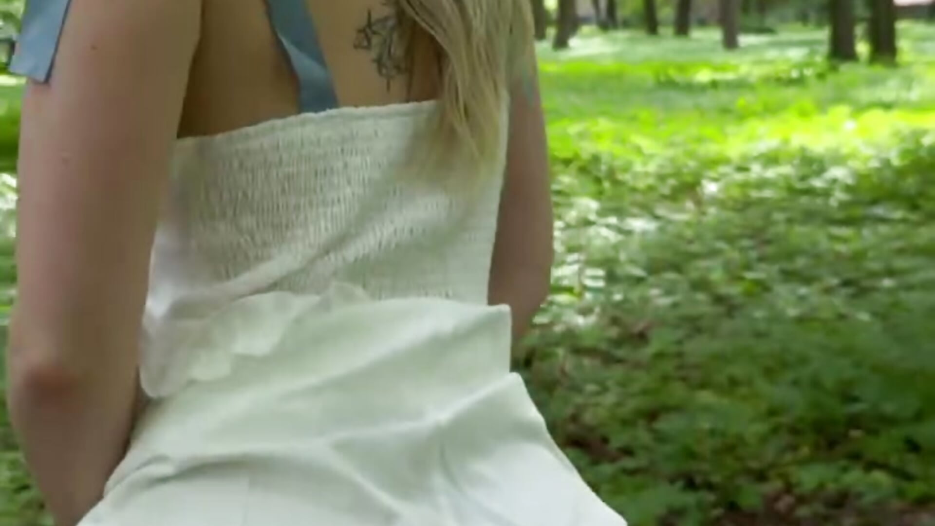 Flash my pussy in the forest - video oleh model kamera LexieLoree