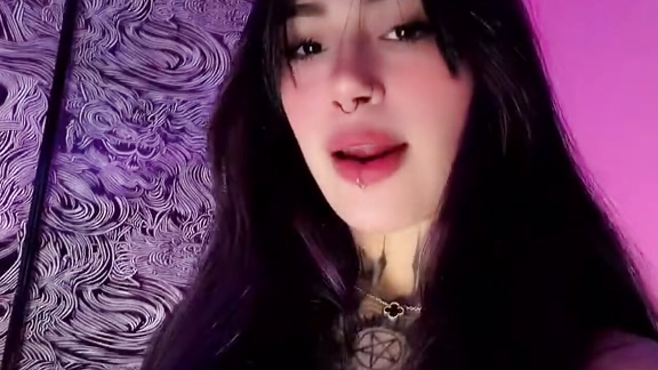 Ven que te tengo un cosita 🫦😉－カメラキャストのAkari1_Mischiefの動画