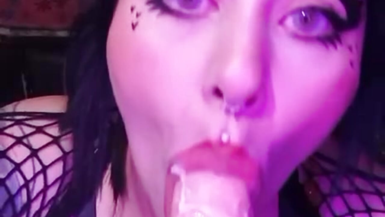 Sucking dick 🖤 - video av KRYPTA7 cam model
