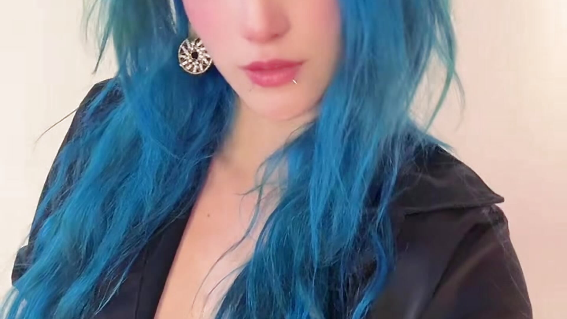 Do you want to take off my blouse and have fun with my body? #nauthy #sweet #hot #come🥵😈🖤 - video by Lunapage cam model