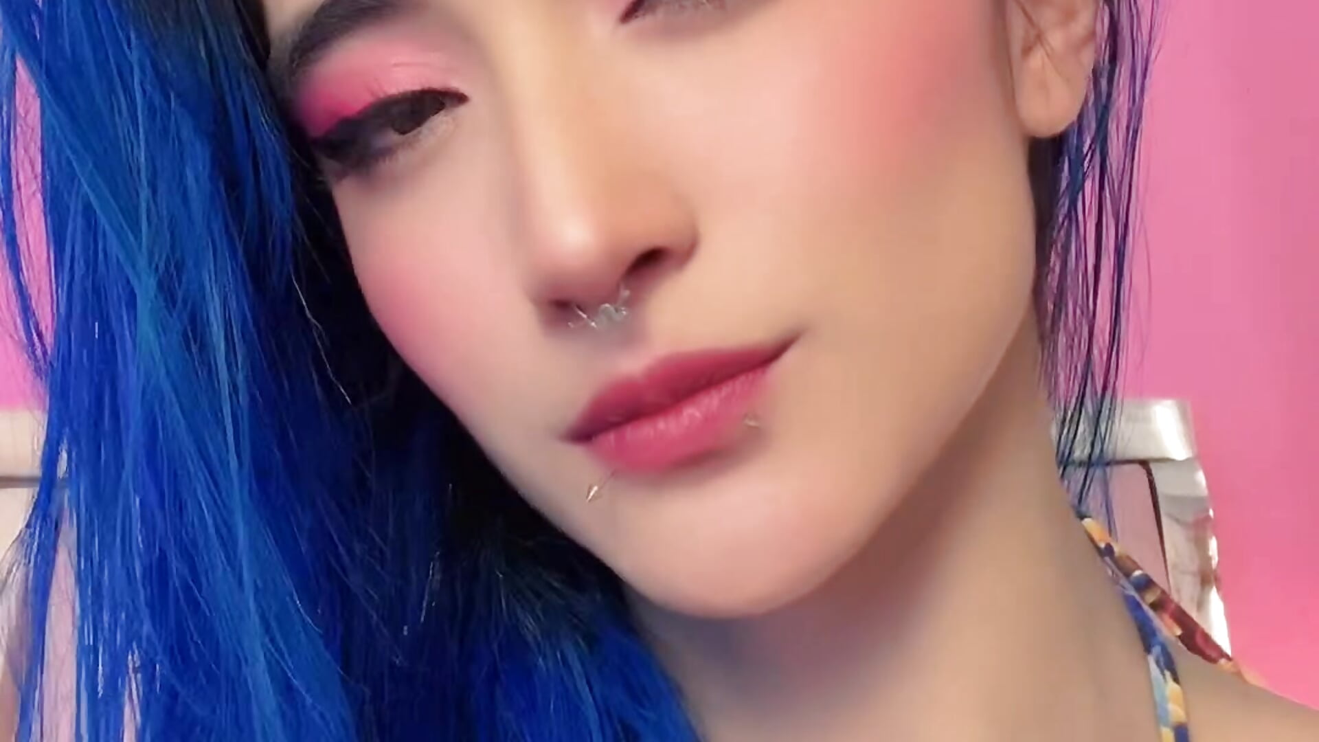 Little kiss? #cute #blue #come #latina 💙🔥 - video by Lunapage cam model