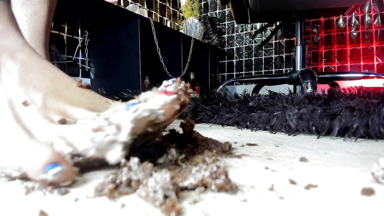 Crushing a cake like your balls 🧎‍♂️🤣